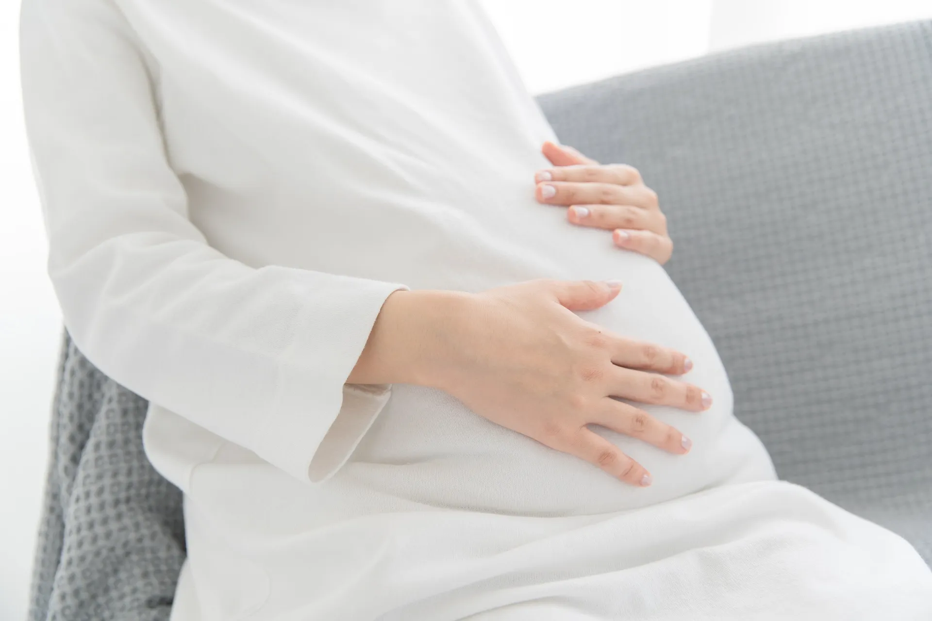 お腹に手を当てる妊婦